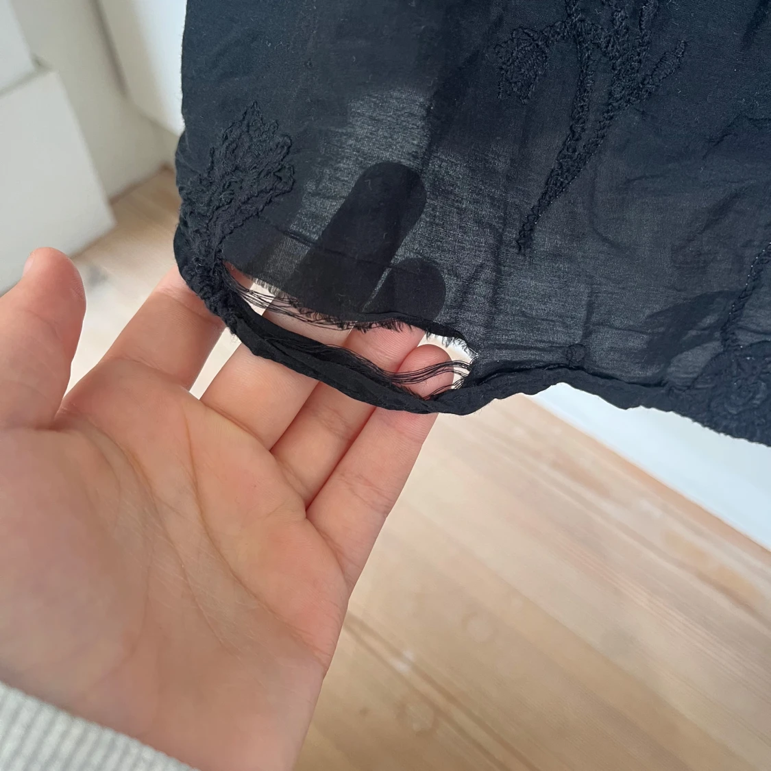 Svart broderad blus med knyt  - 2