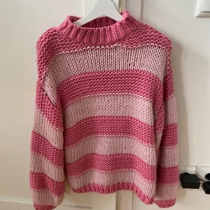 Randig stickad tröja från NA-KD - Supermysig stickad tröja från Melissa Bentsen x NA-KD i rosa och ljusrosa breda ränder. Använd ett fåtal gånger🌺