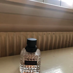 Valentino Donna born in roma - Fruktig floral doft. Ungefär 40% kvar av 50 ml (förmodligen runt 20 mi men är dålig på att uppskatta).