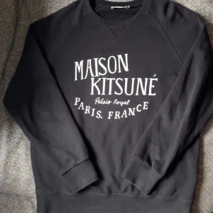 Maison Kitsuné svart sweatshirt M - Svart sweatshirt från Maison Kitsuné i sjukt bra skick, inga hål eller fläckar! Storlek M men passar även S! Nypris ca 3000kr!