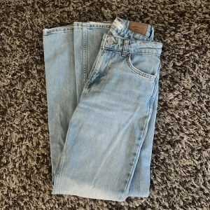 Ljusblåa midwaist jeans  - Ljusblåa midwaist jeans från Gina Tricot. 