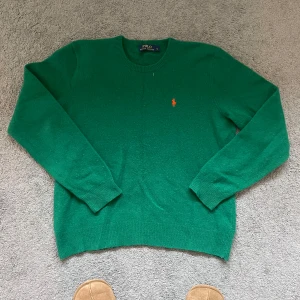 Ralph Lauren Sweater - Ralph Lauren sweater gjord på lamm ull. Säljer då den inte passar längre. Liten strlk L/stor M