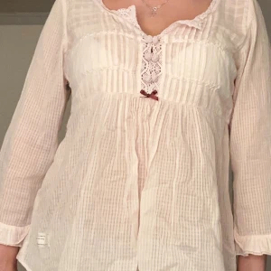 odd molly topp - superfin odd molly topp köpt second hand 💞 toppen har en dragkedja på sidan. står ej vilken storlek, men skulle säga att den är xs/s