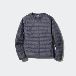 Grå lätt dunjacka utan krage - Säljer en stilren grå dunjacka med rund halsringning och horisontella sömmar. Jackan är tunn och lätt, perfekt för lager-på-lager. Långärmad modell med enkel design som funkar till det mesta. 