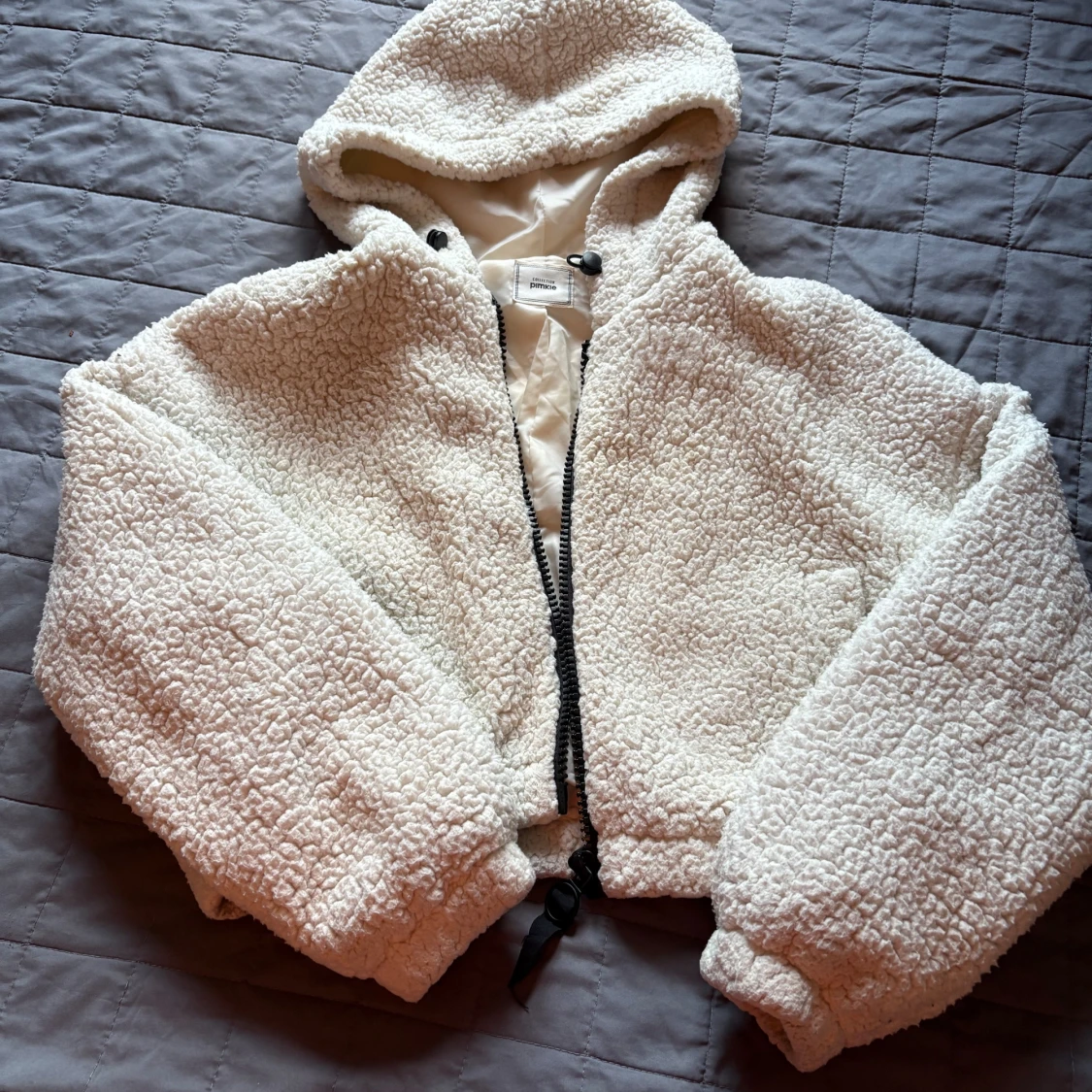 Vit kort teddyjacka med huva från Pimkie