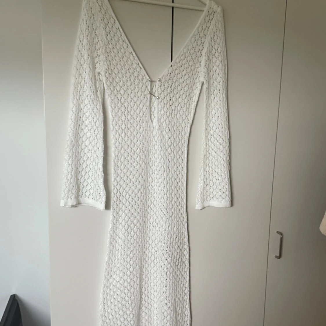 Vit lång stickad klänning med v-ringning - 2