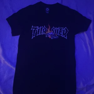 Svart Thrasher t-shirt med tryck - Svart t-shirt från Thrasher med stort tryck av en brinnande polisbil och logga på bröstet. Klassisk crewneck och korta ärmar. Materialet är mjuk bomull och passformen är normal. Perfekt för dig som gillar streetwear och skatekultur. 👍🏻