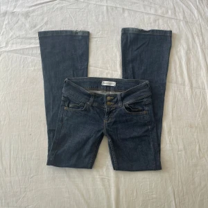 Lågmidjade jeans - De är urtvättade (materialet tunnare) och slitna längst ner på benen (bild 1) utöver det är de i bra skick! Mått: midjemått rakt över 39 grenhöjd 19,5 benöppning 25 innerbenslängd 82,5 cm❤️ jag är 180