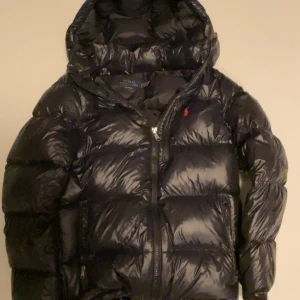 Polo Ralph lauren glossy jacka - Säljer denna polo ralph lauren jackan då den inte kommer till användning. Köptes förra vintern men användes endast någon gång. Skick 10/10 nypris ca 6000kr