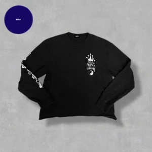 SS21 Our Legacy x Stussy longsleeve - Säljer denna grymt snygga och sällsynta longssleeve från Our Legacys samarbete med Stussy SS21. Den är i storlek L men passar mer M/S. Superfint skick.
