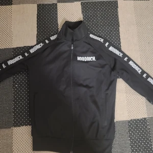 Svart track jacket från Hoodrich - Svart track jacket från Hoodrich Storlek Xs men passar också S