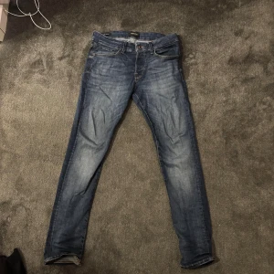 Blå slim fit jeans från Jack & Jones - Snygga blå jeans från Jack & Jones i modellen Slim/Glenn. Bra skick och har storlek W30 L32