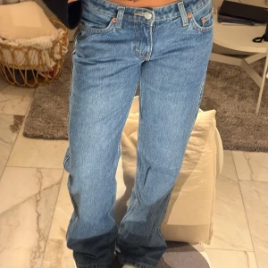 Weekday Arrow ljusblå  jeans - Säljer ett par slutsålda Weekday Arrow jeans i ljusblå. Modellen är low waist med raka ben. Dom är helt oanvända med lappen kvar 