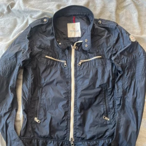 Moncler jacka/windbreaker - Moncler jacka/windbreaker i ny skick. Så klart äkta. Kod funkar på monclers hemsida. 