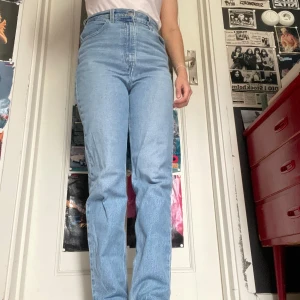 70s high slim straight Levi’s jeans - 70s high slim straight jeans från Levi’s I fint skick. Jag kan mötas upp i Uddevalla centrum, annars fraktar jag gärna. Köparen står för frakten. (Står ej för postens slarv) katt finns i hemmet. 
