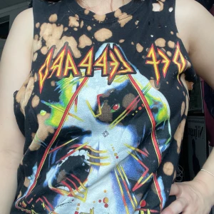 Def Leppard linne - Ett coolt linne med slitningar. Jag kan mötas upp i Uddevalla centrum, annars fraktar jag gärna. Köparen står för frakten. (Står ej för postens slarv) katt finns i hemmet. 