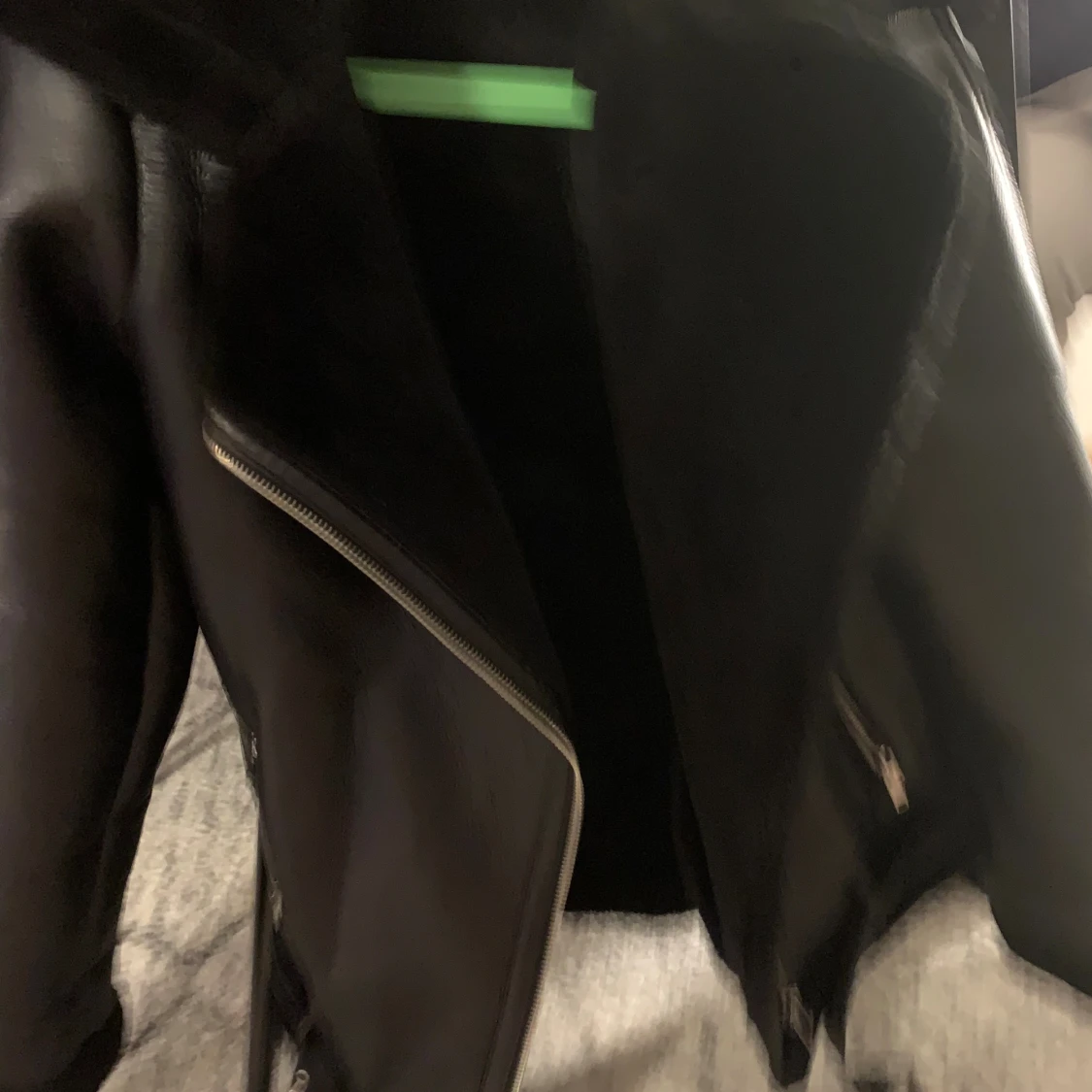 Svart teddyjacka i skinnimitation - 1