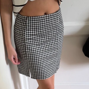 Rutig kjol - Superfin svartvit rutig kortkjol från H&M Divided i storlek S. Två små slitsar på varje sida. 