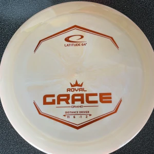 Royal Grace Grand Distance Driver - Latitude 64° Royal Grace Grand är en premium distance driver för discgolf. Skivan har flygnummer 11/6/-1/2 och är i mycket gott skick utan synliga repor eller slitage. Perfekt för dig som söker lång räckvidd och kontroll på banan.
