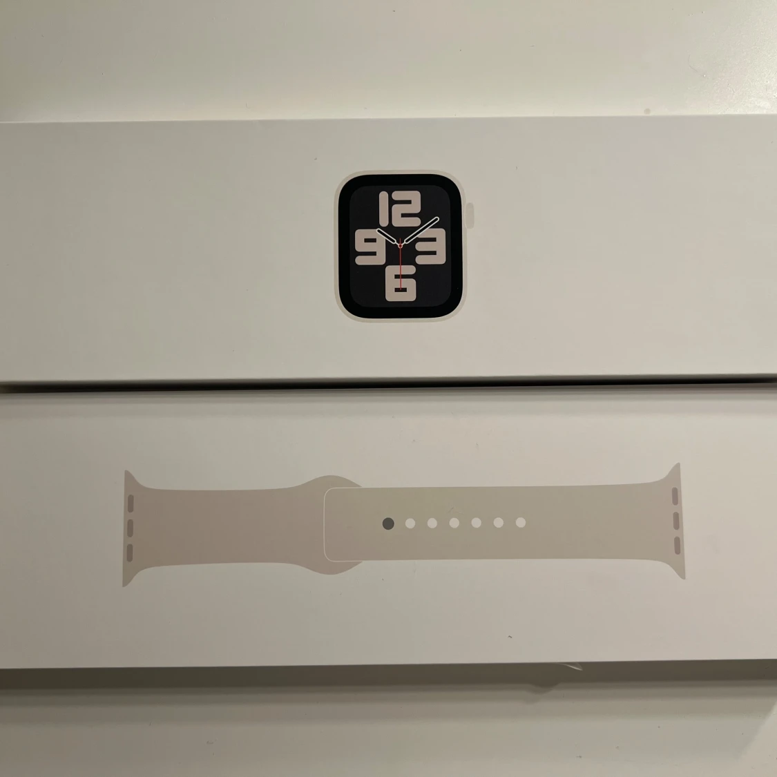 Apple Watch med vitt sportband - 1
