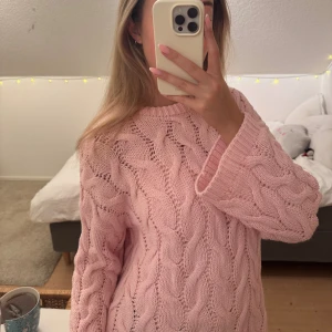Ljusrosa stickad tröja - Superfin rosa stickad kofta från Gina, knappt använd och har inga defekter!!🩷🩷