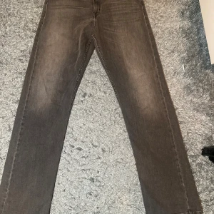 Replay jeans. - Säljer ett par Replay jeans i grå färg. Storlek S, men passar även XS. Använda endast 2 gånger, i helt nytt skick. 