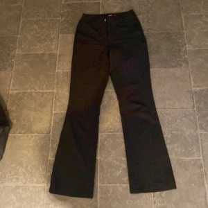 Svarta kostymbyxor från Bik Bok - Svarta kostymbyxor från bikbok. Highwaist/ midwaist. Pris kan diskuteras 