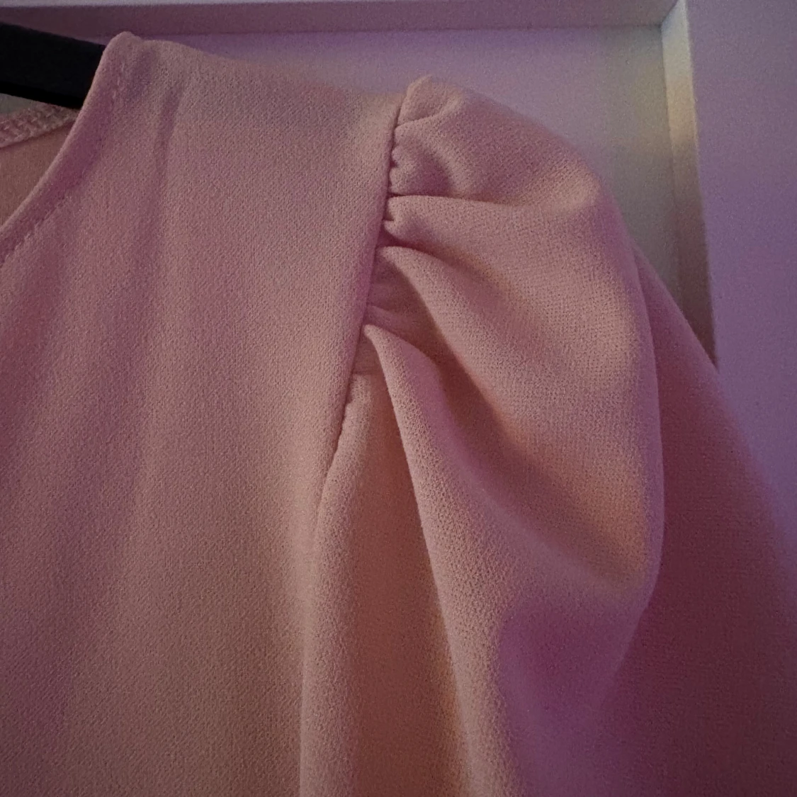 Ljusrosa klänning med puffärm - 3