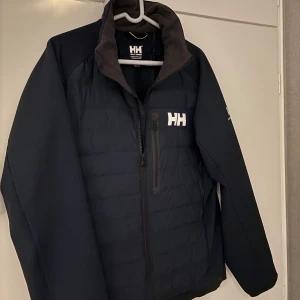 Cardigan - Det cardigan från Helly Hansen för bra pris. Passar S-M