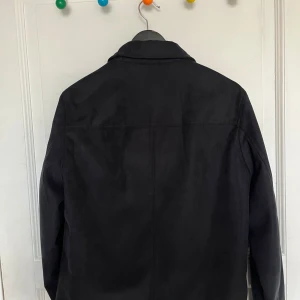 Overshirt  - Stilren overshirt ifrån Jack & Jones i ny skick använd fåtal gånger funkar perfekt nu till hösten då du kan använda den som en jacka! Hör av er vid intresse.