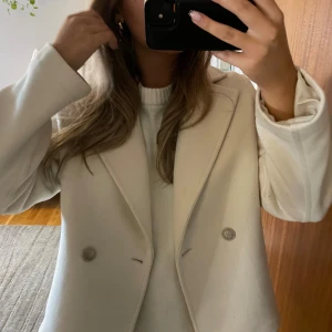 Kappa - Säljer denna super fina kappa från hm. Tjock i materialet och passar perfekt nu till hösten. Använd fåtal gånger och är i fint skick.