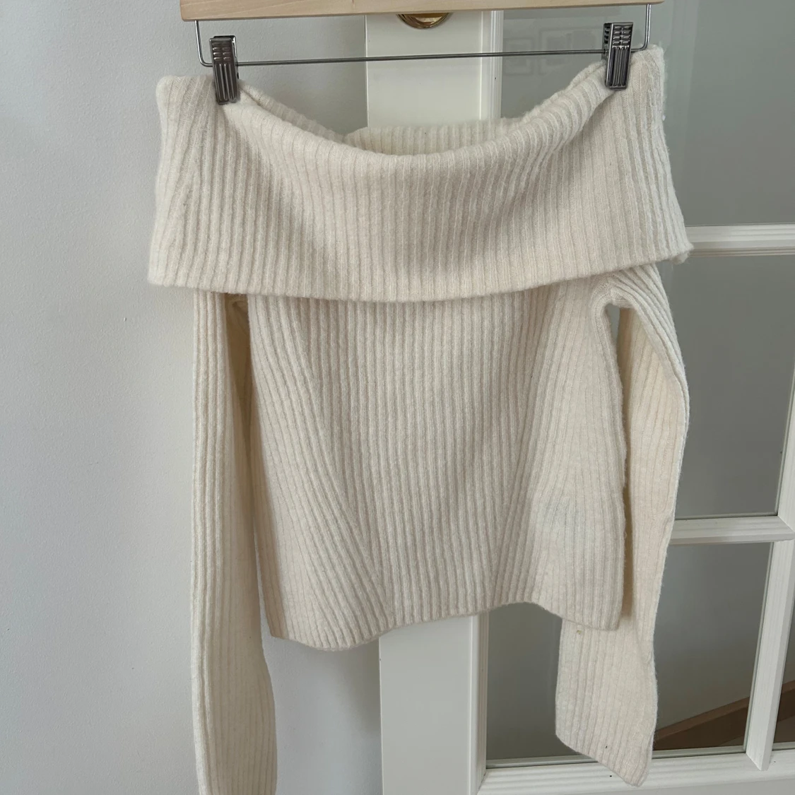 Offshoulder ribbad stickad tröja