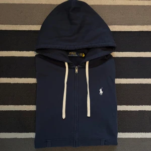 Ralph Lauren zip hoodie - navy blue  - Tjena! Säljer nu denna feta Ralph Lauren Hoodien. Fint skick, 10/10. Storlek S, medföljer alla taggar osv. Vid frågor kontakta gärna. Pris går att diskutera vid snabbaffär. Mvh AdamCloset