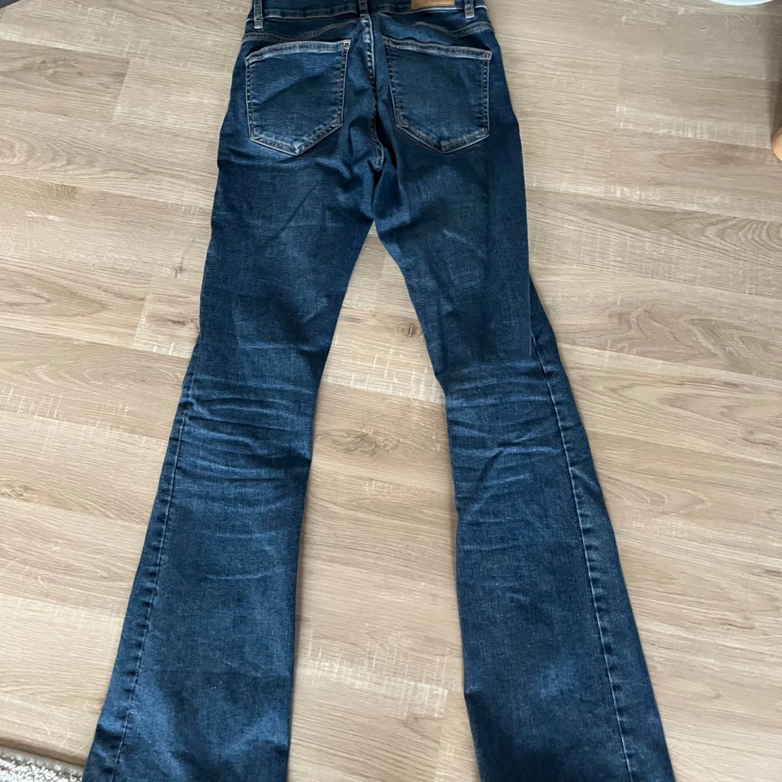 Blå bootcut jeans från Gina Tricot - 1