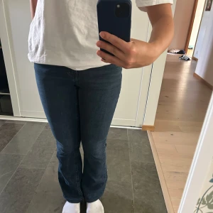 Gina tricot mörkblå bootcut jeans - Mörkblå Gina Tricot jeans som är medelhöga i midjan. De är upplagda hos en sömmerska och passar de runt 160 cm prima. Väldigt snygga och sköna.