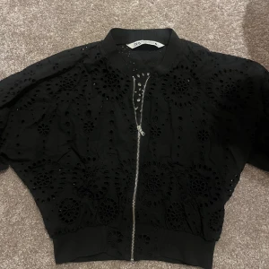 Svart bomberjacka med broderi från Zara - Jättecool jacka/topp från Zara! Lite croppad och åtsittande i midjan💞