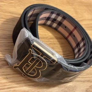 Svart bälte med guld låga  - Helt ny storlek 110cm