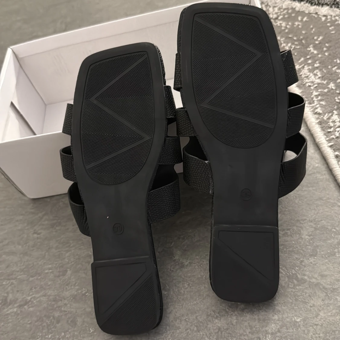 Två par svarta sandaler med mönster - 4