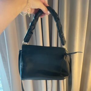 Svart handväska med flätat handtag - Svarta väska från H&M
