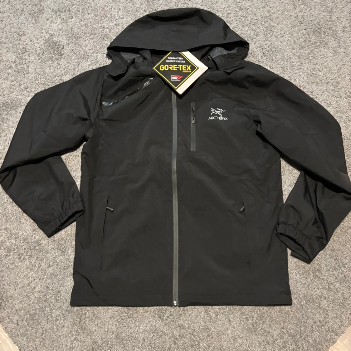 Svart Arc'teryx Gore-Tex vindjacka