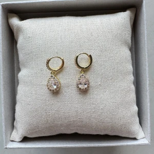 Tear drop earrings - Säljer dessa jätte snygga örhängen! De är aldrig använda och både rost och nickel-fria. Har du några frågor är det bara att skriva!☺️