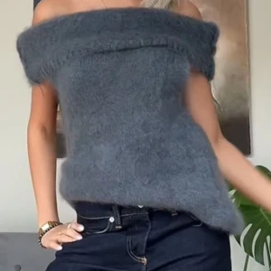 Mörkgrå offshoulder stickad tröja - DesignbySi helt ny o aldrig använd. Supermjuk och fluffig mörkgrå stickad tröja med offshoulder-design. Xs/s har både grå o beige. 300 st
