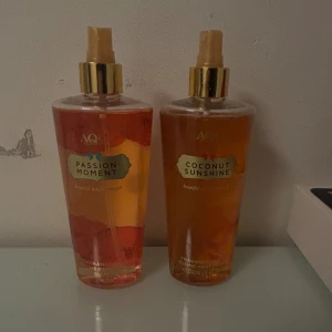 AQC Fragrance Mist Duo - Två fräscha body mists: Passion Moment (250 ml) och Coconut Sunshine (250 ml). Perfekta för dig som vill ha en lätt och uppfriskande doft till vardagen. Snygga flaskor som passar i väskan eller på hyllan.