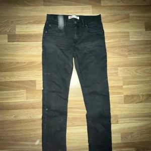 Levis 512 slim svart jeans  - Levis 512 slim svart jeans. Original pris 799kr- mitt pris 299kr. Jag har knappast använt de så tycker priset är perfekt, priset kan självklart ändras och sänkas vid snabb affär. Storlek xs/s - 164-176