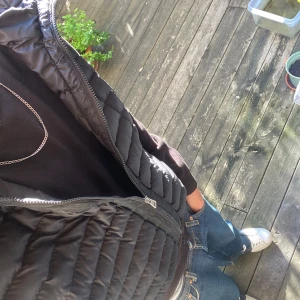 Moncler cardigan  - Svart Moncler cardigan. Fint skick andvänd men inget man märker av. Scanning fungerar. Säljer för den är lite för liten för mig. Skriv om frågor eller funderingar🔥💸