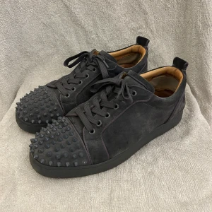 Gråa Louboutins, 41 - Gråa Louboutins med nitar i storlek 41. Har använts i två år men är fortfarande i ett bra skick. Skick (8/10). Saknar en nit på vänstra skon men det är det ända. Box ingår inte då jag inte har kvar den. Pris kan diskuteras🤝🏼. Skriv om ni är intresserade🤩🙌🏻