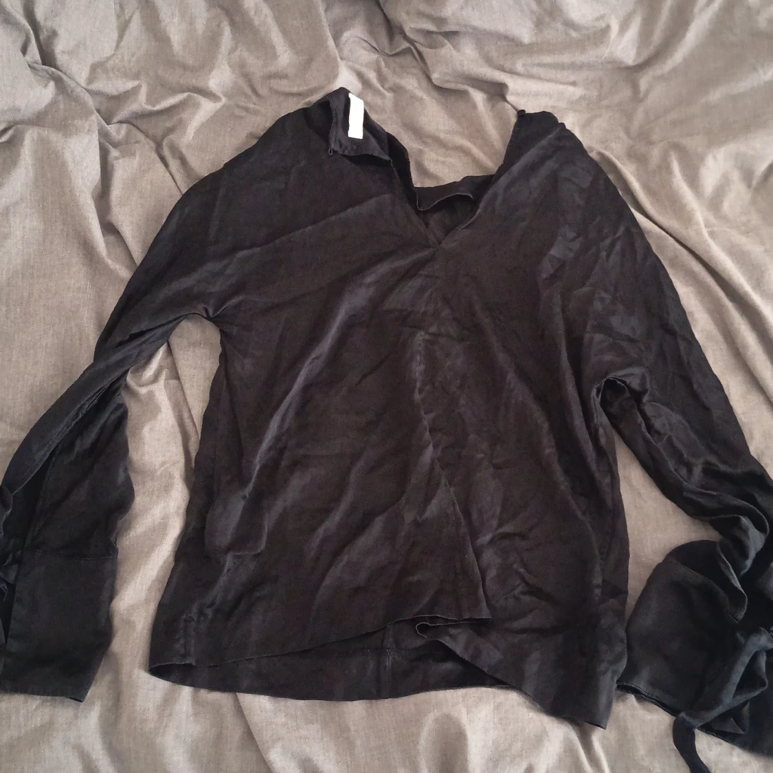 Svart blus med knytärmar - 2