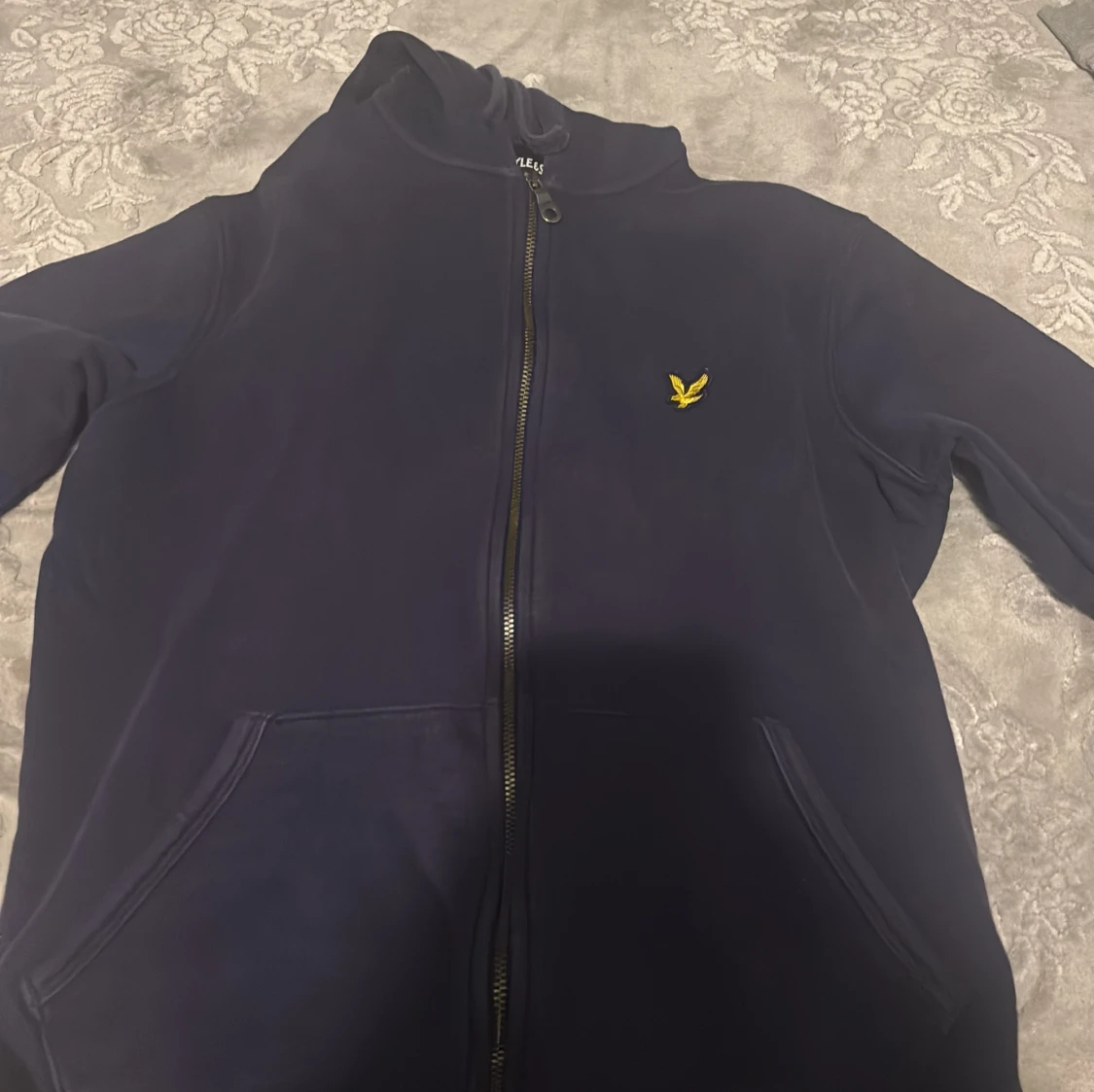 Marinblå hoodie från Lyle & Scott