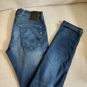 Replay Anbass jeans blå - Säljer nu mina Replay Anbass då där dem inte kommer till användning längre. Nypris 1250kr men säljs för bara 550kr. Om du har några frågor är det bara att kontakta. W28 L32