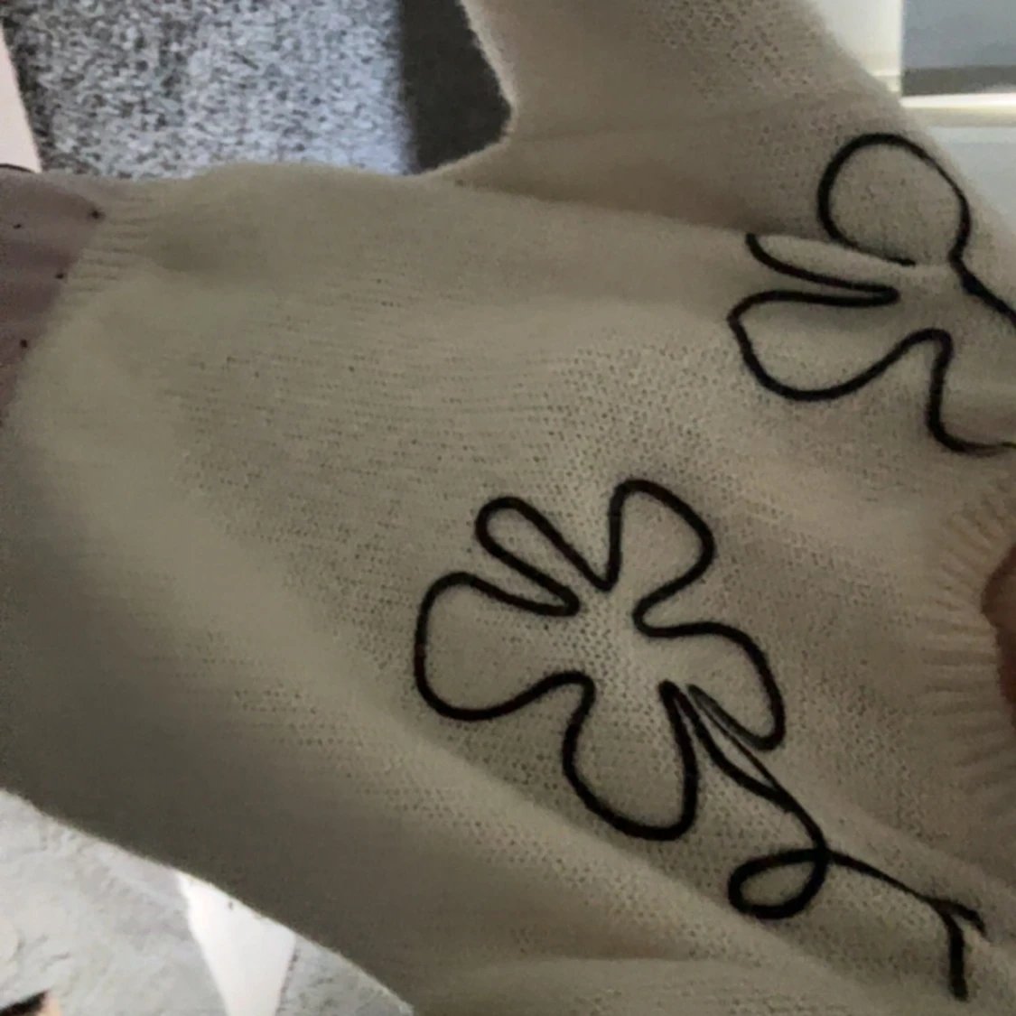 Vit stickad tröja med blommor - 2